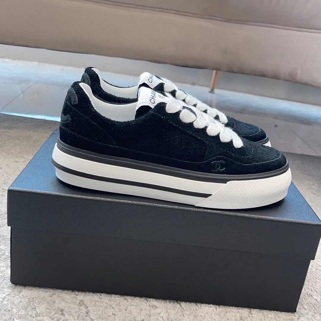 👟👟Ex-factory price 520👟👟 Chanel 23b new panda shoes C's new casual white shoes sneakers There is a reason why these shoes are so popular 🔥 They are so comfortable. They are a shoe that coexists with comfort, beauty and versatility. You can easily walk ten thousand or twenty thousand steps without any pressure. The original development last shape is delicate and stylish, and you are not afraid of wide feet. It will not make your feet fat, and it looks good and comfortable on your feet! It feels very light on the feet! Comfortable and breathable! Super whitening‼ ️It’s really a perfect match. Upper: first-layer cowhide/➕sheepskin lining. Exclusive 1:1 original customization [different from market currency‼ ️】The foot pads are made of imported mixed sheepskin, which is breathable and comfortable! ✔ T👟👟Ex-factory price U outsole exclusive original development private model! Differentiating the market rubber outsole‼ ️✔ Size: 35-39 (40 orders cannot be returned or exchanged)